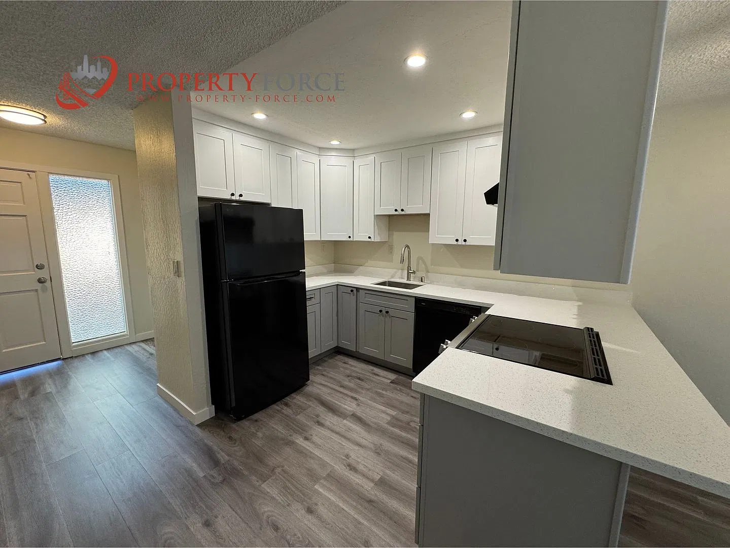 Villa Terrace Townhouse Apts - 946 Tamarack Ln, Unit 14 — Photo 2
