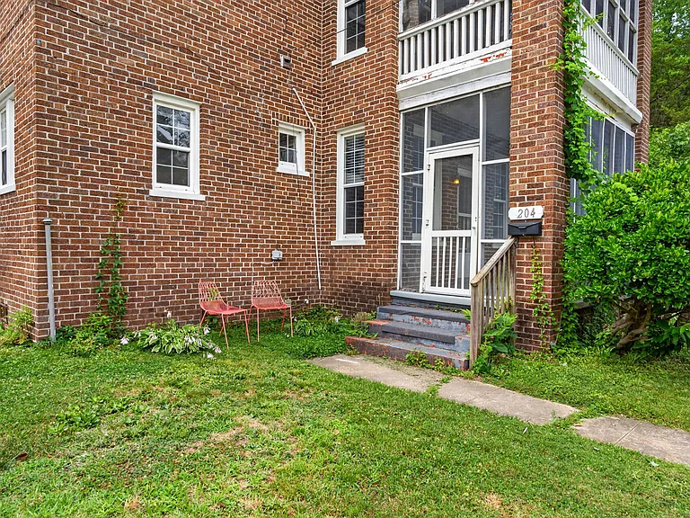 204 Bedford Pl #MAIN — Photo 2