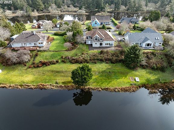 4th image of 1151 SW Pine Dr