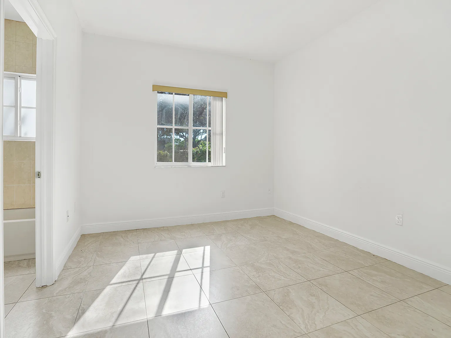 Miami Gardens Park Apartments - 18110... — Photo 4