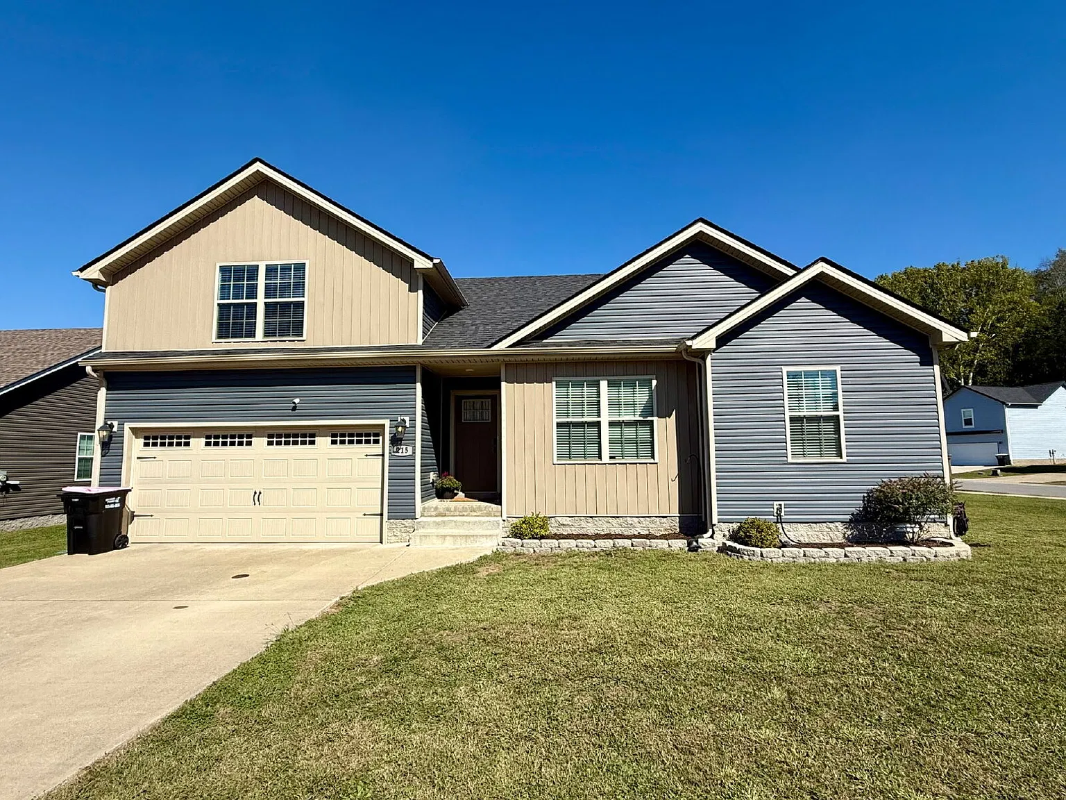 3 bed, 2.0 bath, 1694 sqft, $1,900 — Photo 2