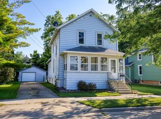 1015 School Ave, Oshkosh, WI 54901
