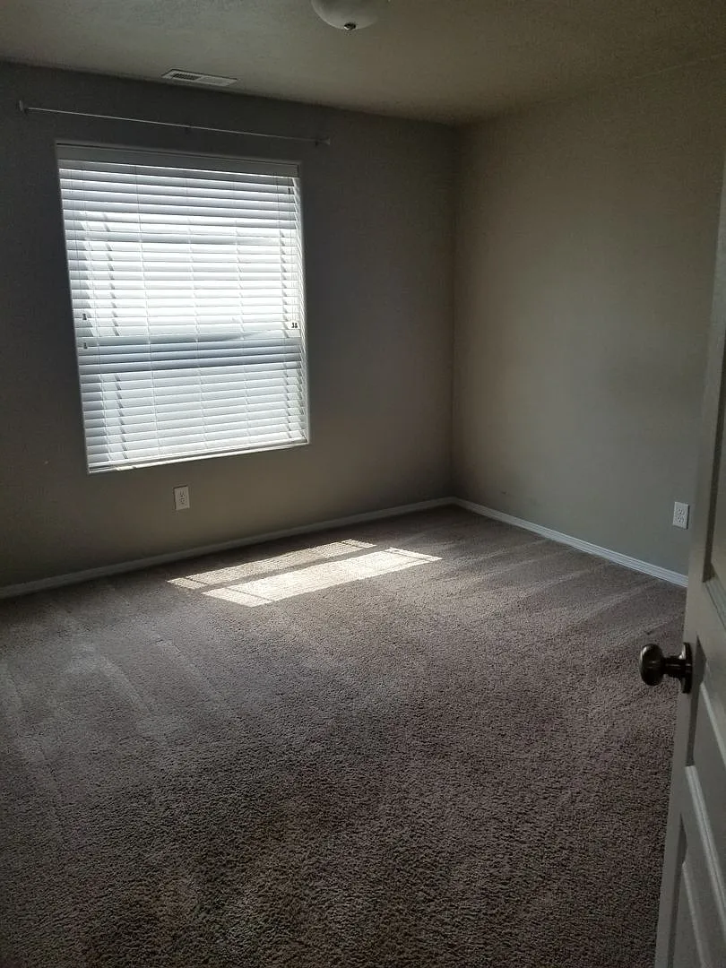 Great single level floor plan in nice neighborhood. Gorgeous yard, fully fenced. — Photo 3