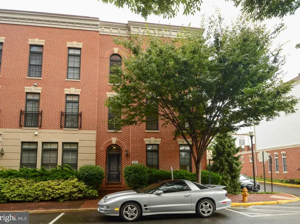 470 Harbor Side St, Woodbridge, VA 22191