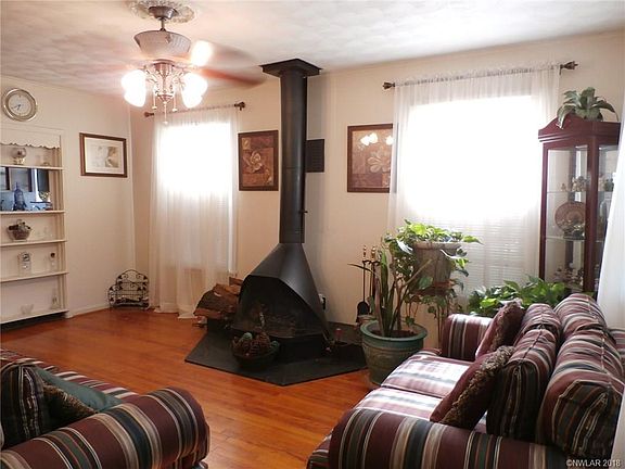 2nd image of 157 E Robinson Pl
