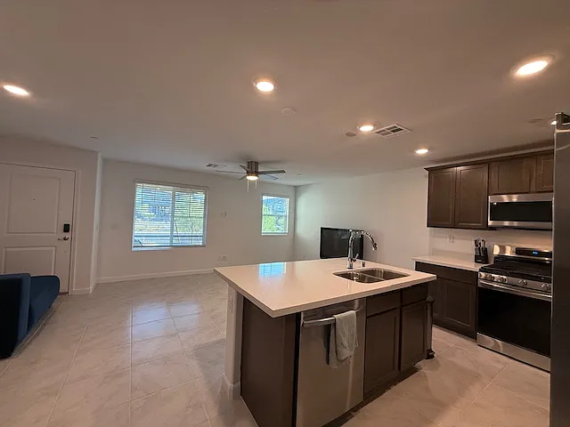 3 bed, 2.5 bath, 1381 sqft, $2,200 — Photo 3