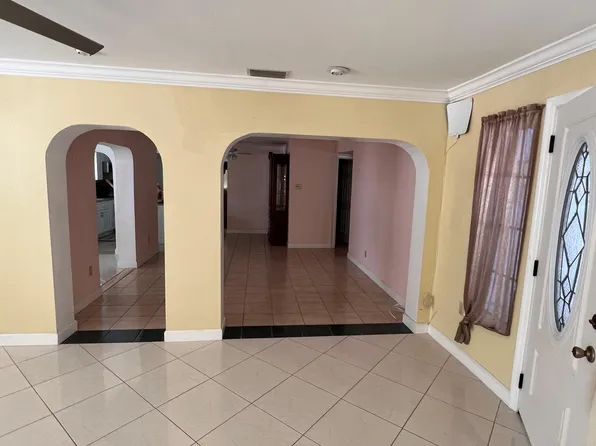 9680 Park Lake Dr N, Pinellas Park, FL 33782