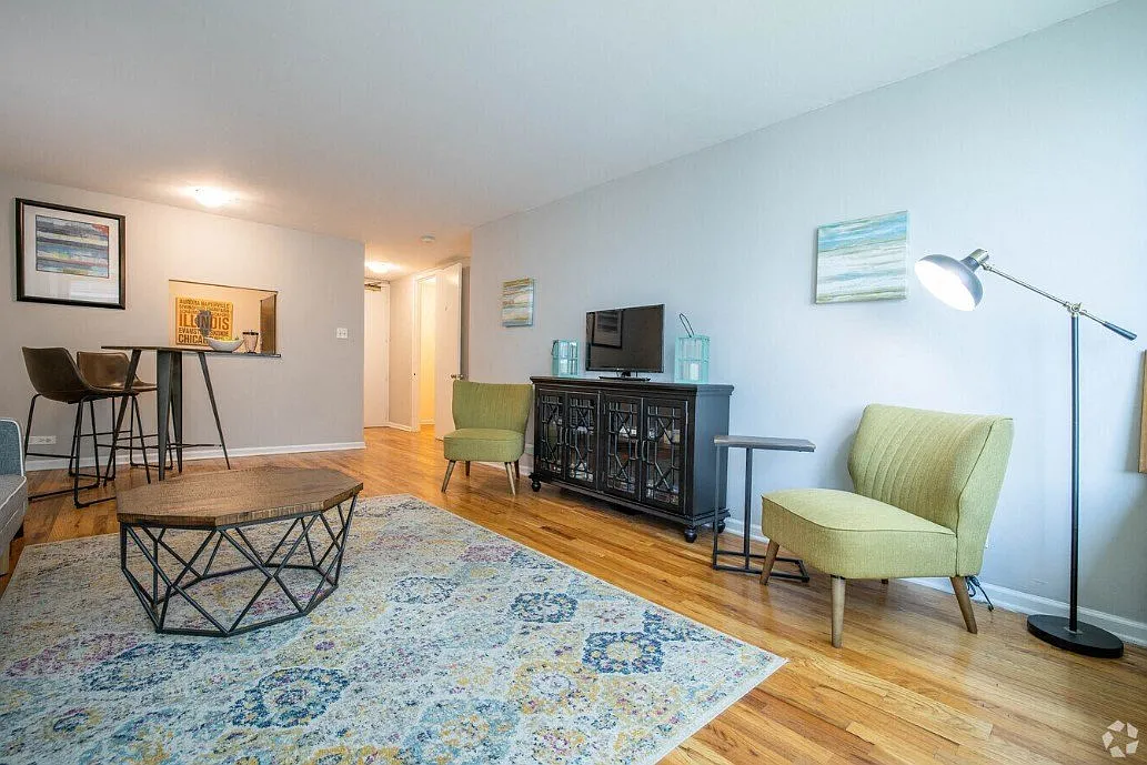 Covington - 4600 N Clarendon Ave — Photo 4