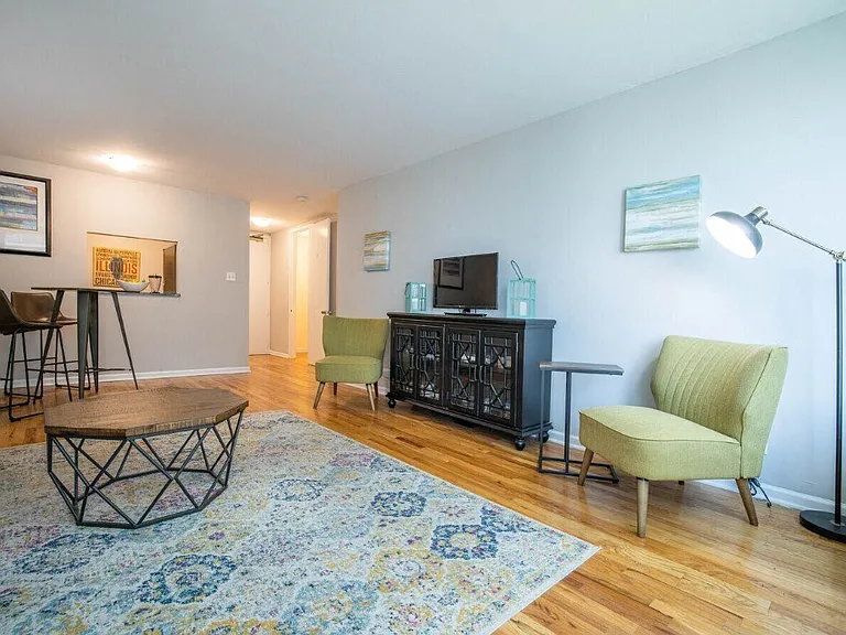 Covington - 4600 N Clarendon Ave — Photo 4