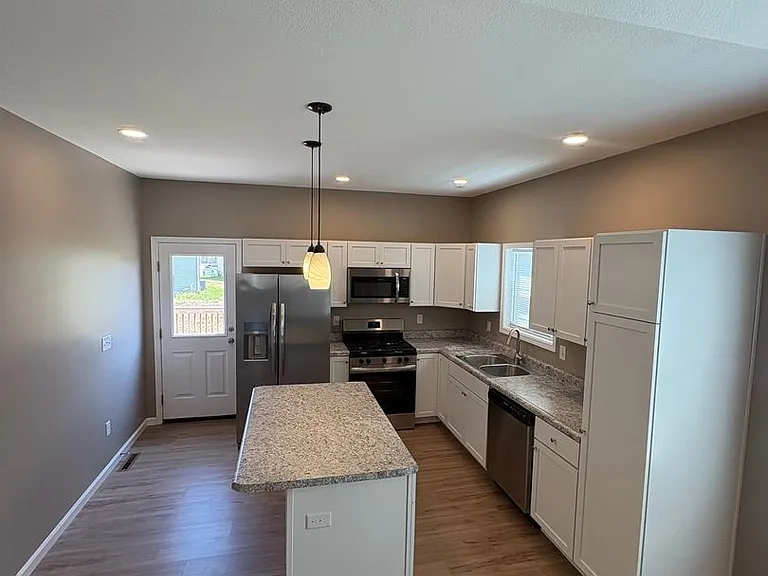 709 Stephanie Ct — Photo 3
