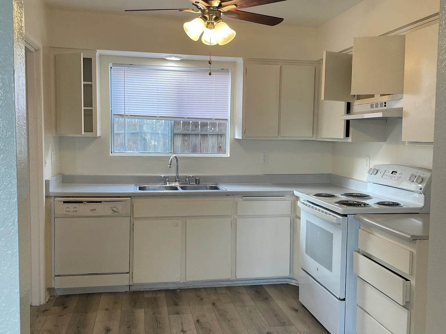 2 bed, 1.5 bath, $1,500 — Photo 3