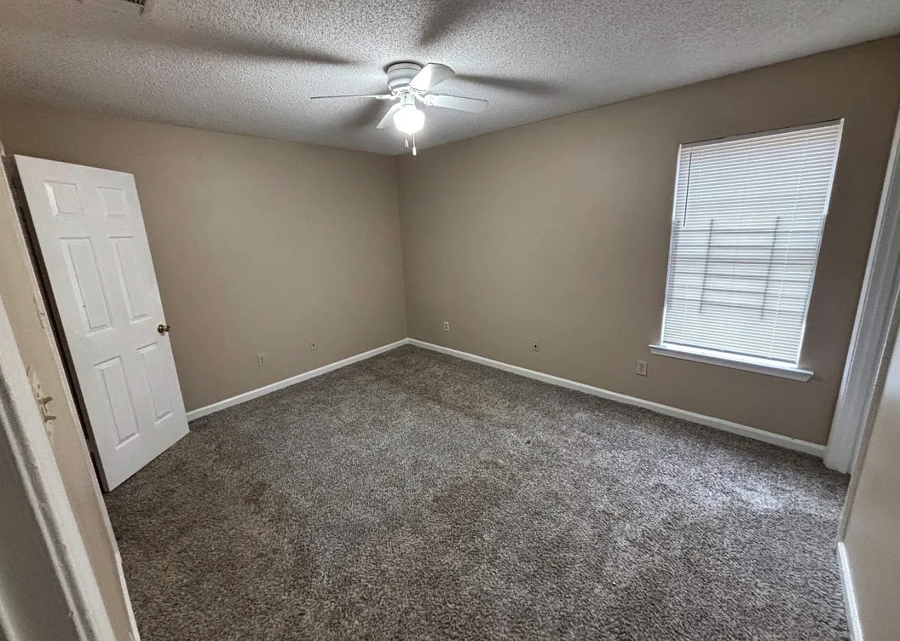3 bed, 1069 sqft, $1,300 — Photo 4