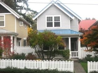 660 Madison Ave N, Bainbridge Island, WA 98110