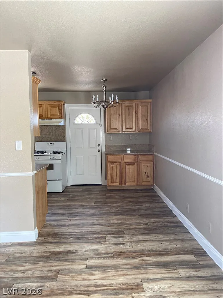 3 bed, 2.0 bath, 1104 sqft, $1,688 — Photo 3