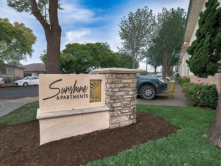 Sunshine Apartments — Photo 1