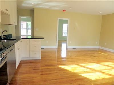 2nd image of 28 Benham St