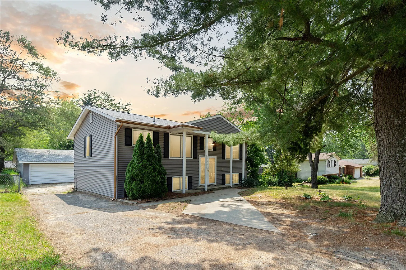 1869 Manorhaven St photo 1
