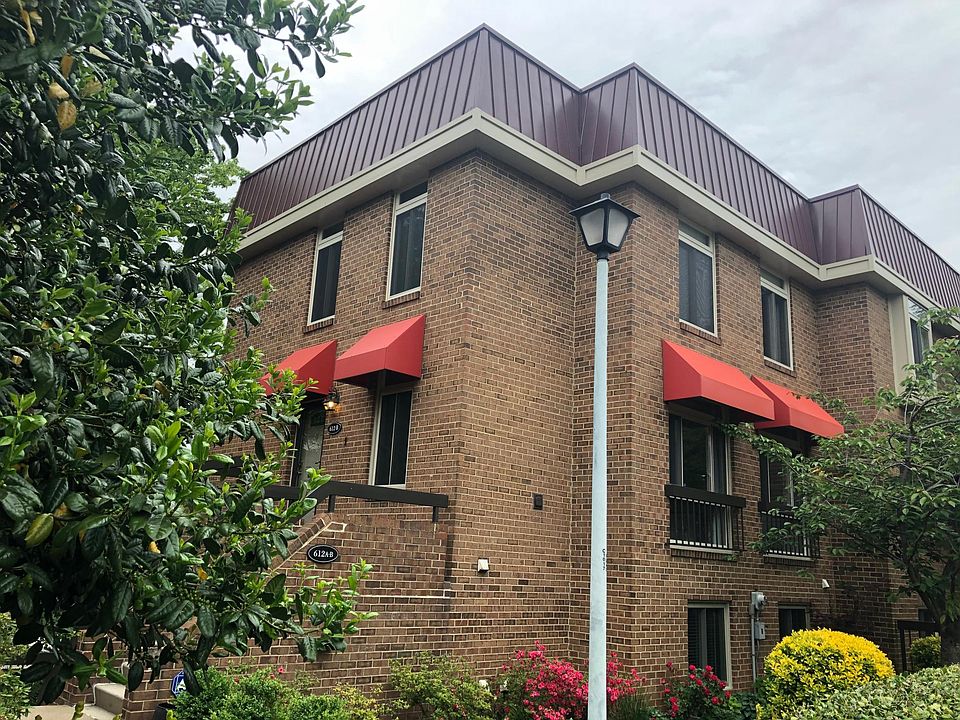 2 Level upper unit with assigned parking space directly in front
