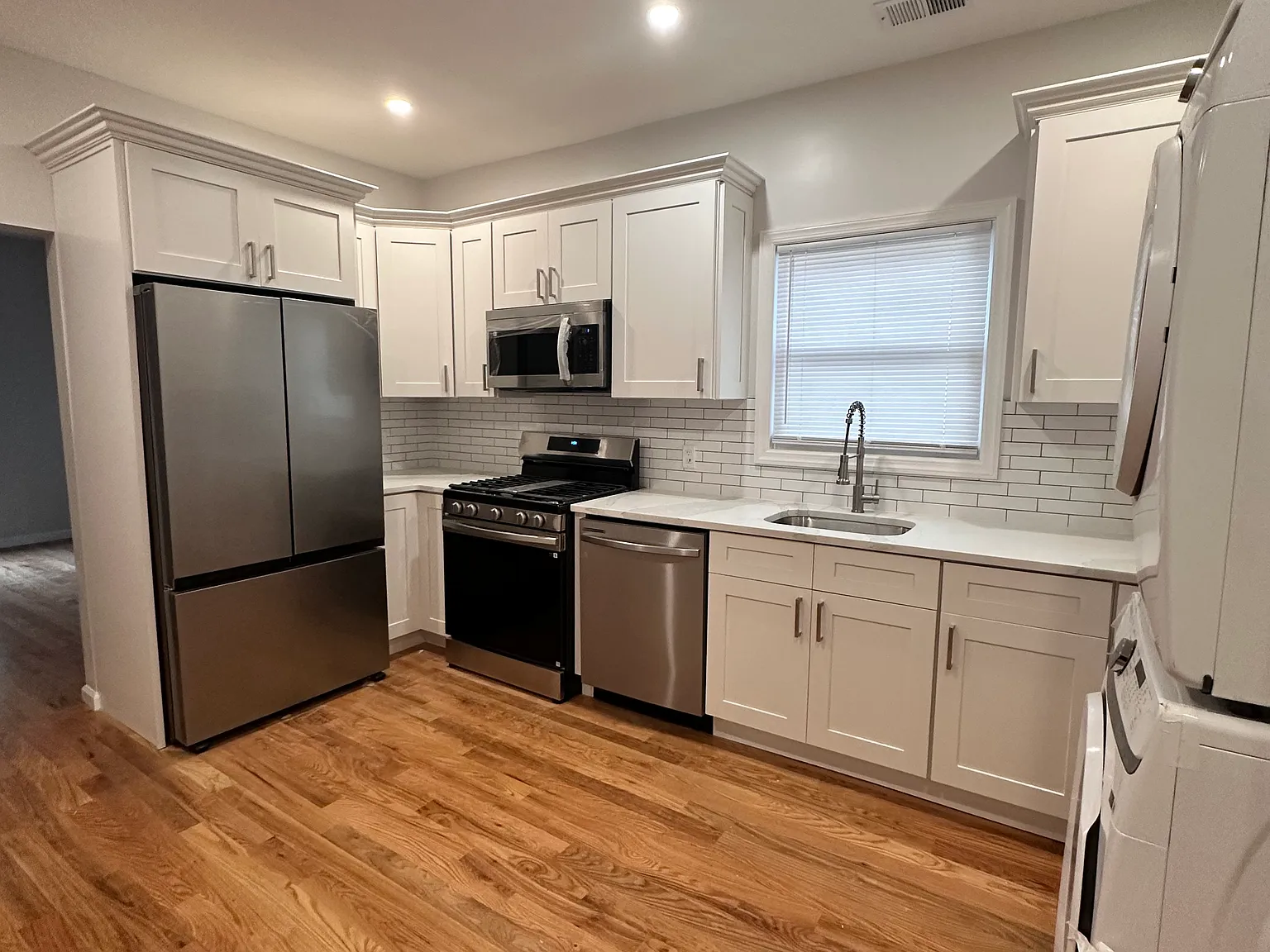 3 bed, 1000 sqft, $2,900 — Photo 1