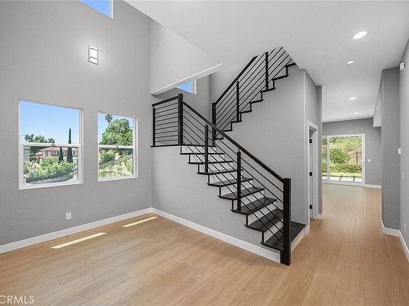 4th image of 693 Castlehill Dr