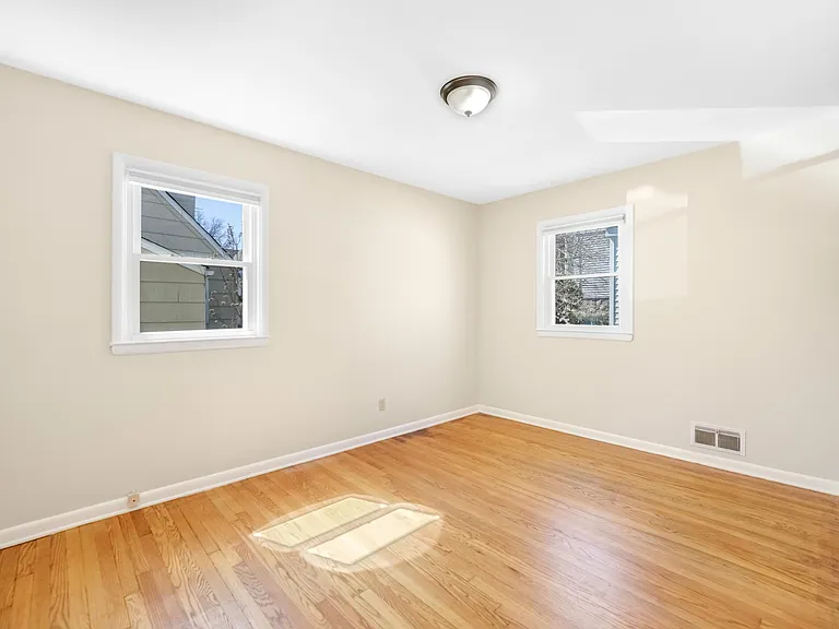 262 James St — Photo 13