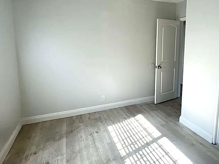 1333 E 47th St — Photo 2