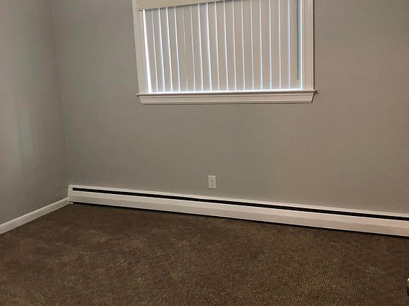 4th image of 1011 Hilldale Dr