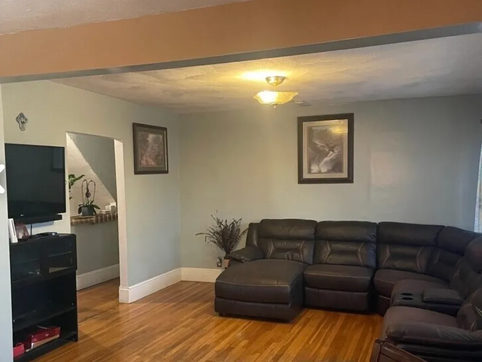 134 Suffolk Ave #2