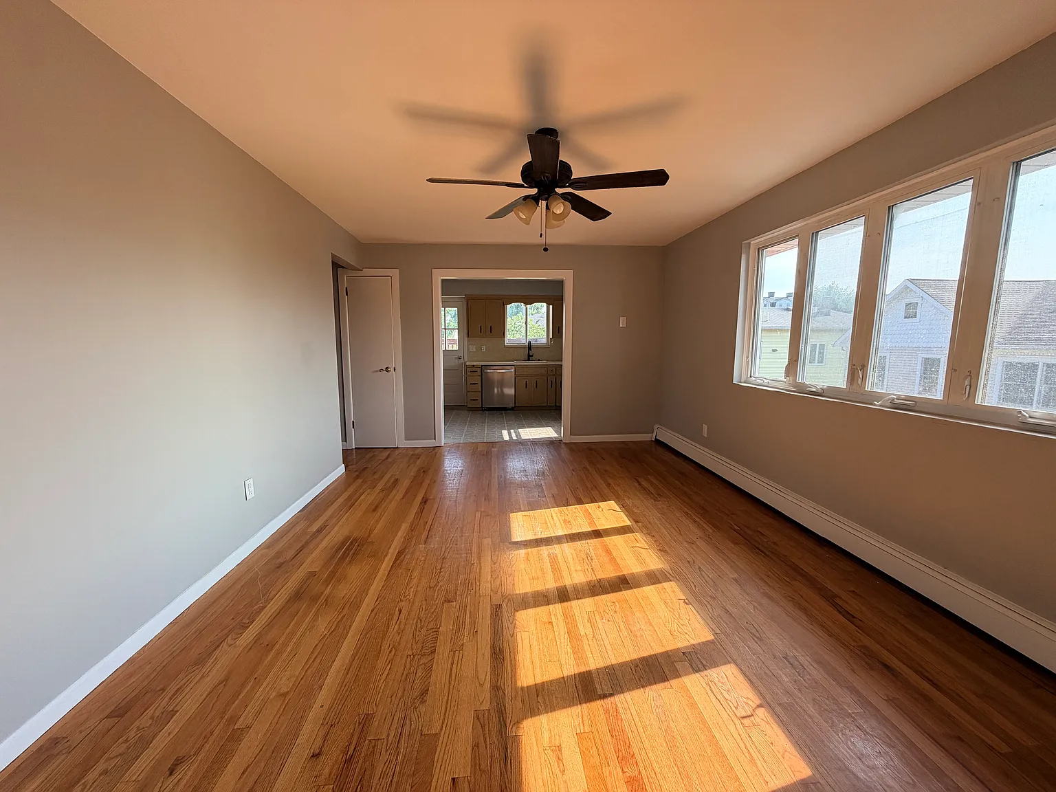 4 bed, 2000 sqft, $4,100 — Photo 3