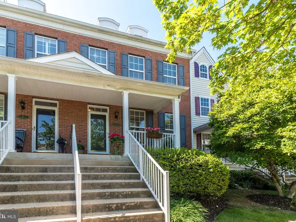 8 Woodbridge Dr, Doylestown, PA 18901