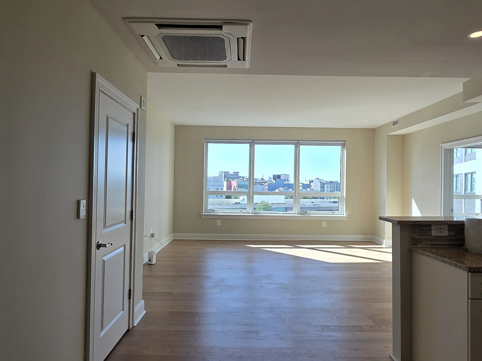 1 bed, 810 sqft, $2,300 — Photo 2