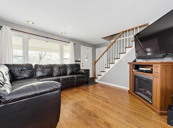 4th image of 10514 S Sacramento Ave