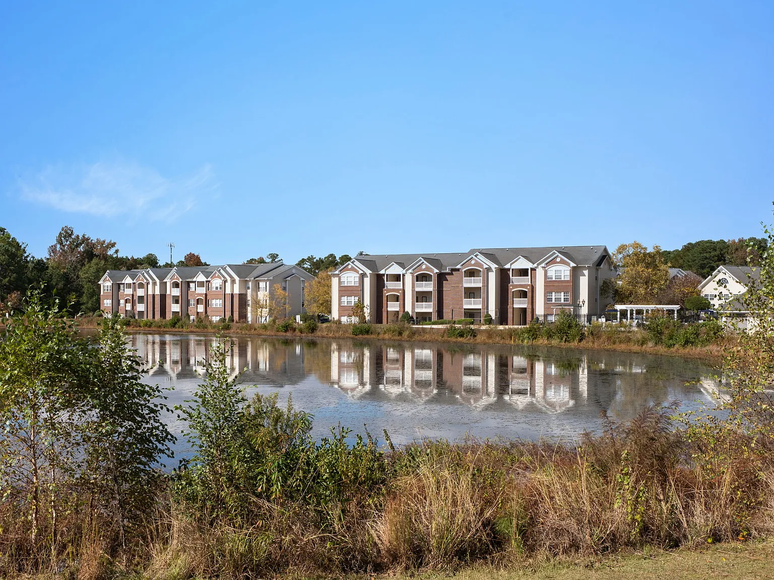 Village on the Lake — Photo 1