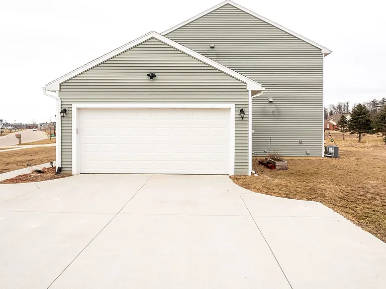 7193 Primrose Ln — Photo 4