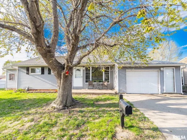 2205 Cherry Ln, Pekin, IL 61554