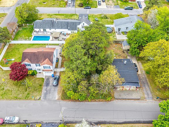 3rd image of 732 Lawrence Avenue