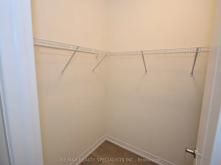 12 Velvet Way — Photo 6