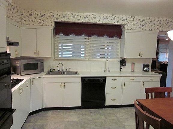 5th image of 102 Juniper St
