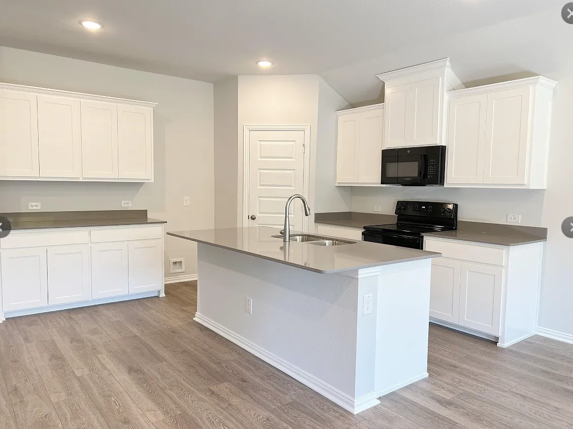 4 bed, 2015 sqft, $1,999 — Photo 4