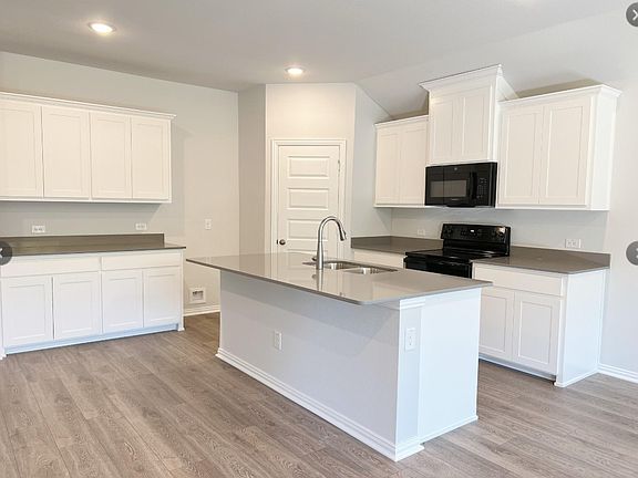 4th image of 1817 Saint James Pl