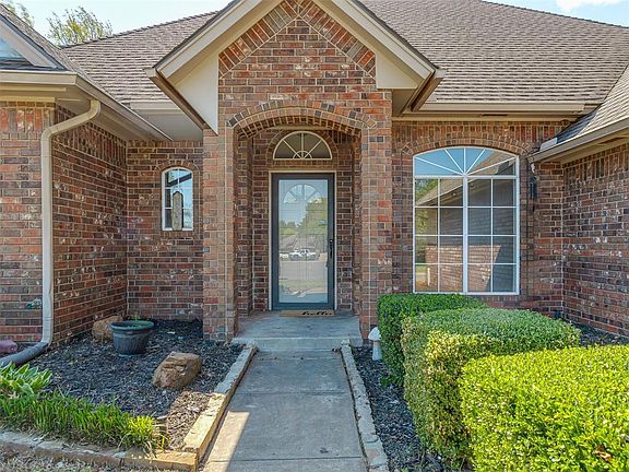 2nd image of 2700 Woodhollow Trl