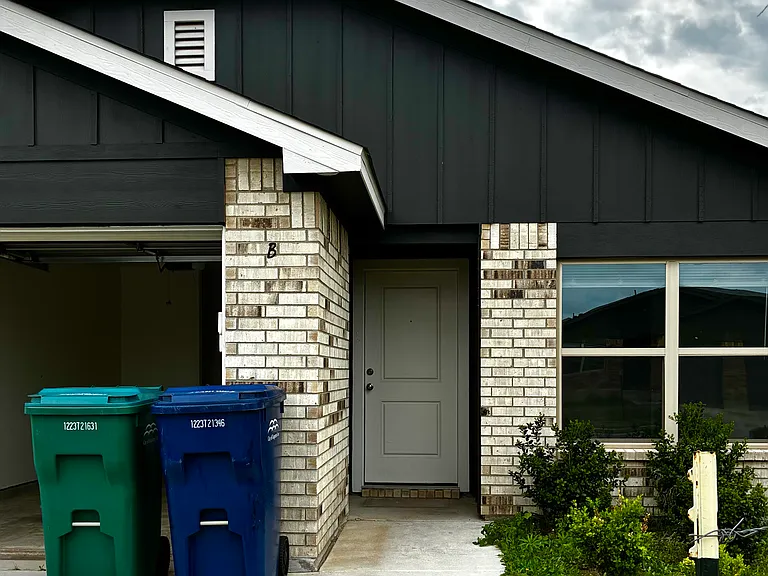 1201 Lehmann Dr — Photo 1