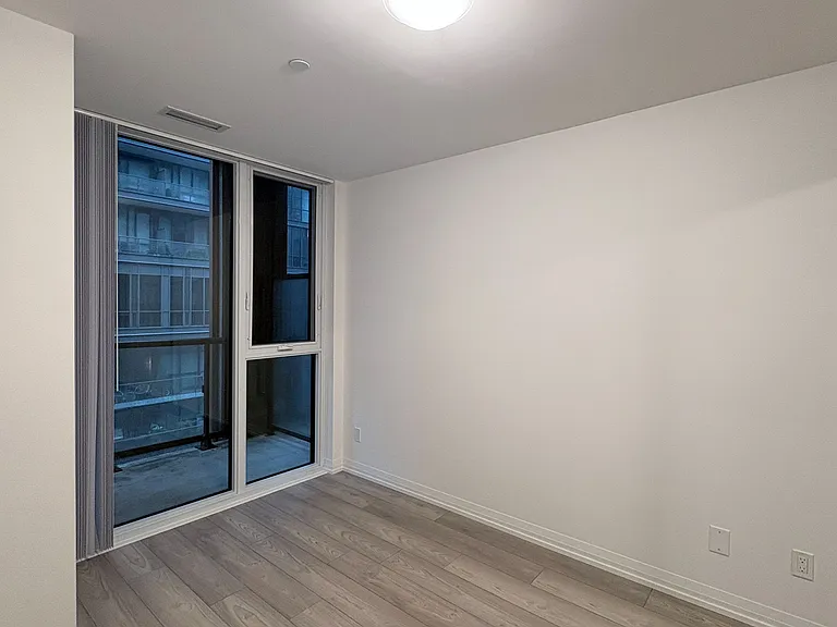400 King St W #720 — Photo 17