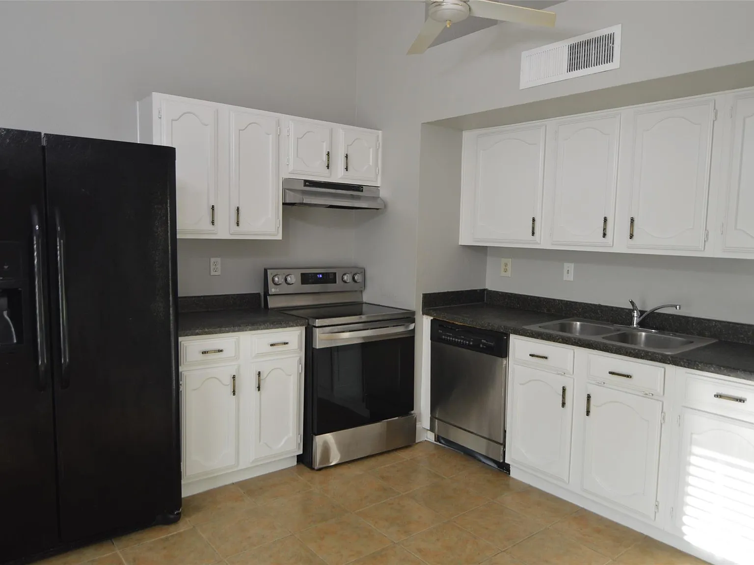 3 bed, 2.0 bath, 1158 sqft, $1,500 — Photo 4