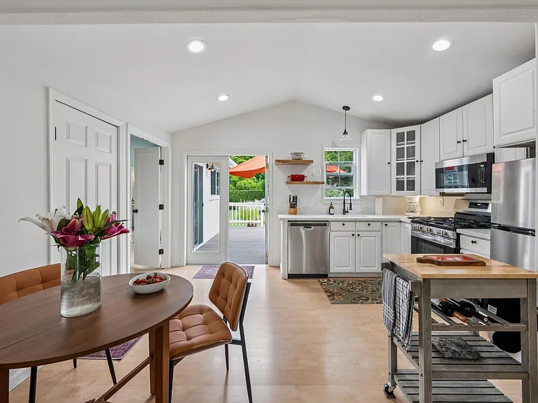121 Laurel Ave — Photo 11