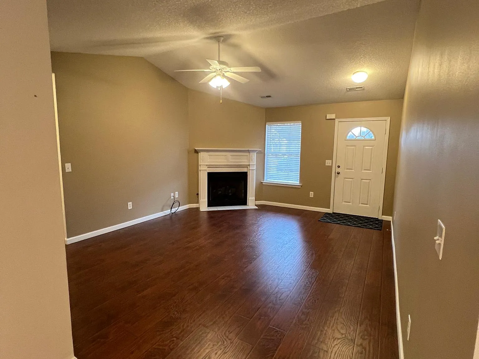 3 bed, 1200 sqft, $1,800 — Photo 3