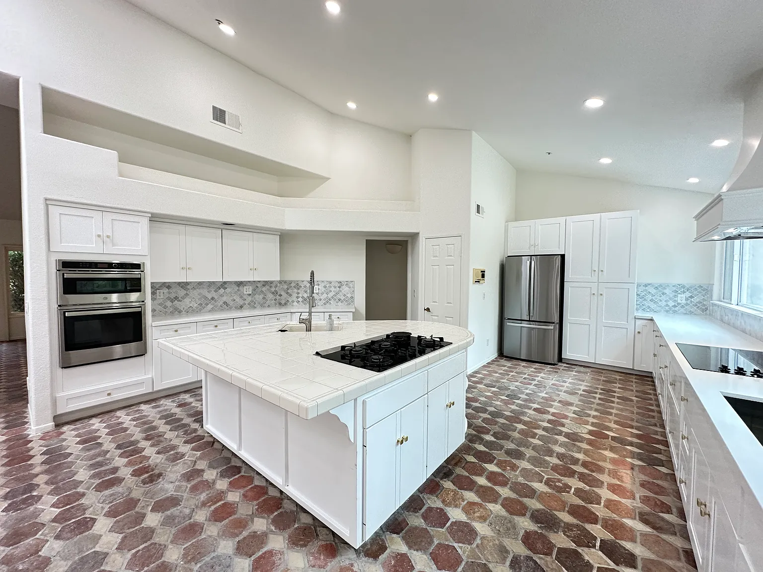 4 bed, 3538 sqft, $11,500 — Photo 3