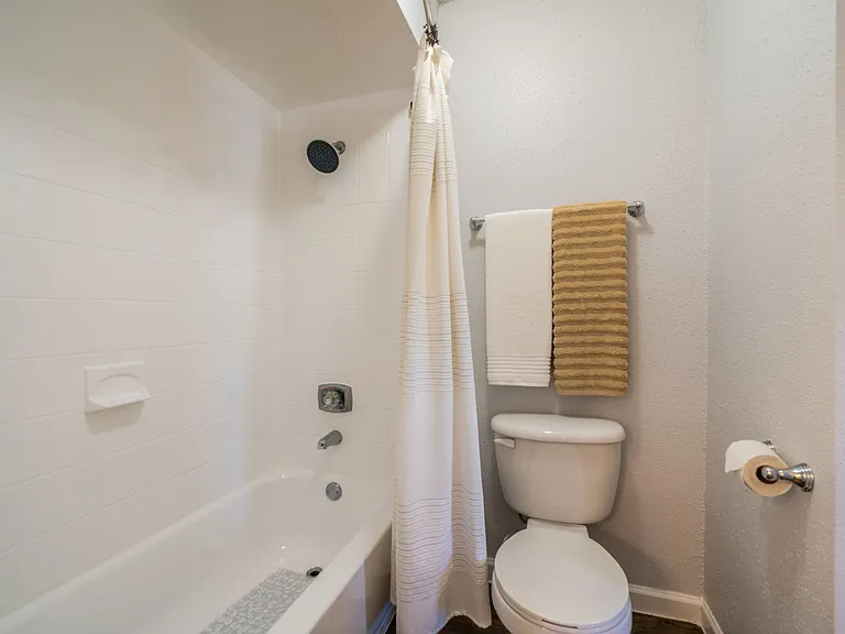 Waterside Apartments — Photo 15