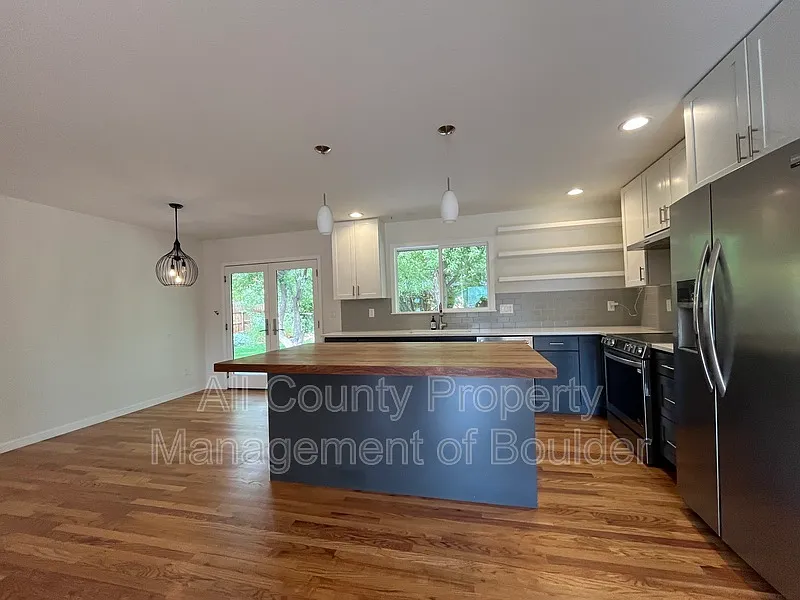 3 bed, 2.0 bath, 2080 sqft, $4,200 — Photo 4