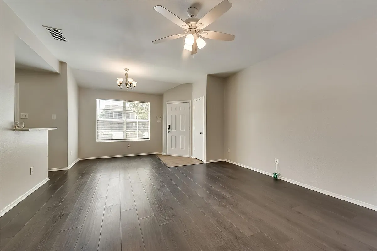 Building Photo - 305 Kings Way Dr #A